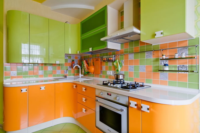 intérieur de cuisine dans des tons orange et vert clair