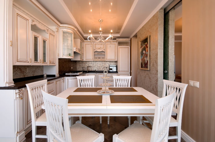 décoration de plafond à l'intérieur d'une cuisine classique