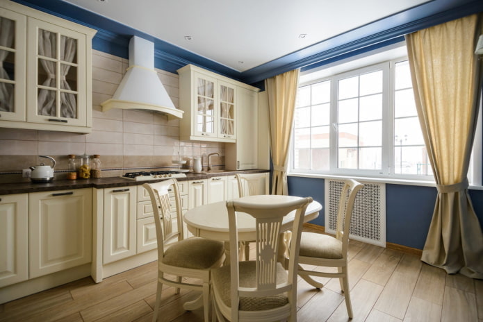 intérieur de cuisine beige avec des accents lumineux