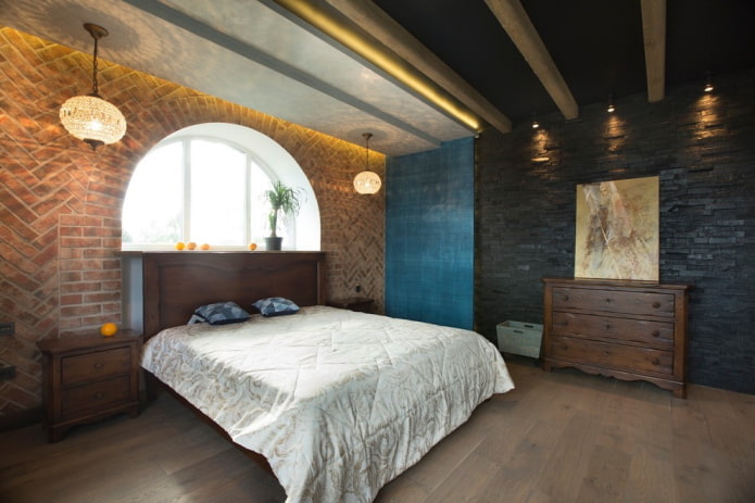 finition du plafond de la chambre dans un style industriel