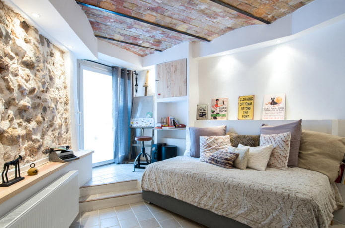 conception d'une petite chambre dans un style industriel