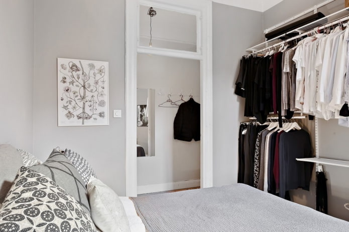 dressing ouvert à l'intérieur de la chambre