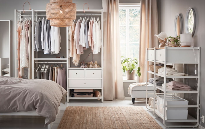 dressing ouvert à l'intérieur de la chambre