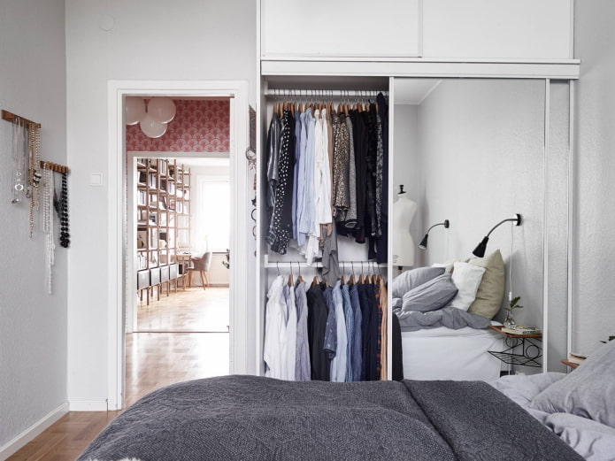 dressing à l'intérieur d'une petite chambre