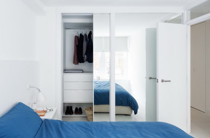 dressing à l'intérieur d'une petite chambre