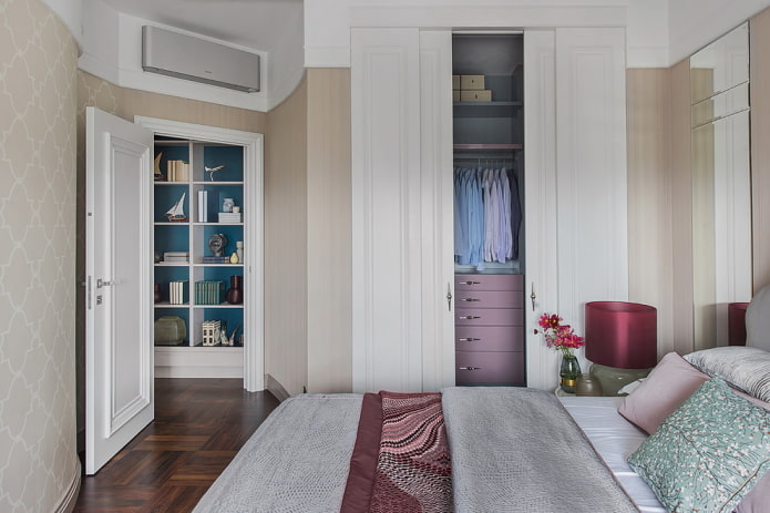 armoire intégrée à l'intérieur de la chambre