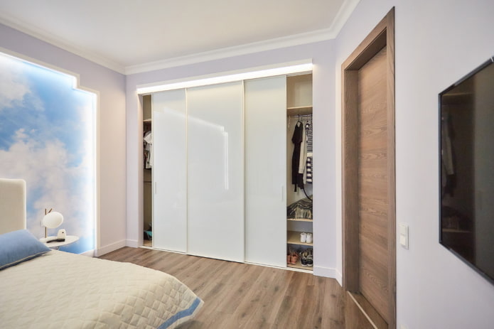 armoire intégrée à l'intérieur de la chambre