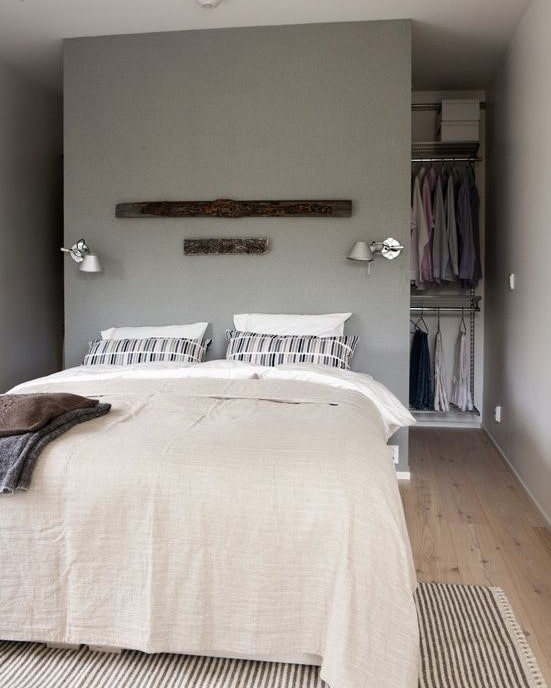 dressing derrière le lit à l'intérieur de la chambre