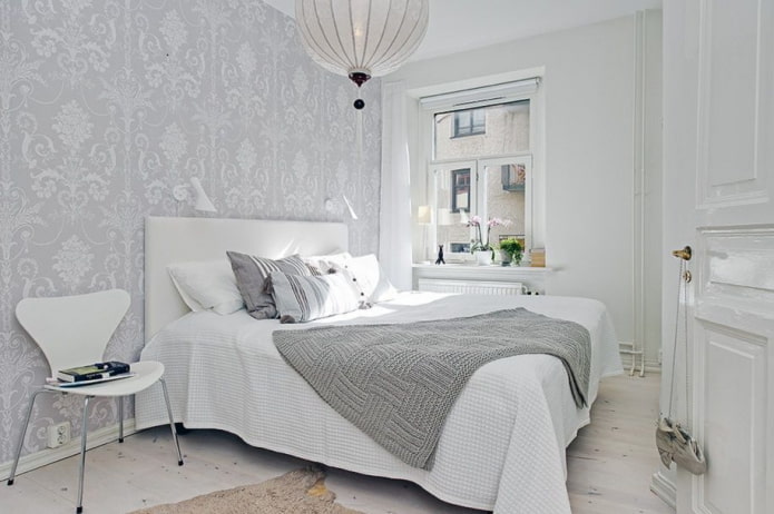 intérieur de la chambre dans les tons blancs et gris