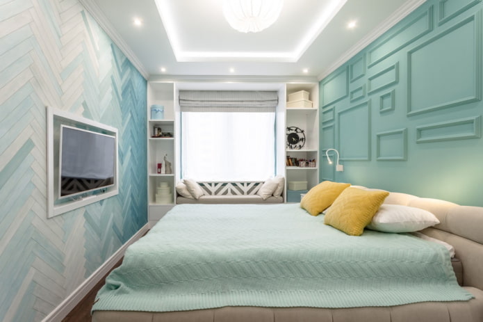 plafond blanc et décoration murale turquoise