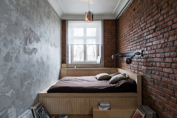 rideaux à l'intérieur d'une chambre étroite