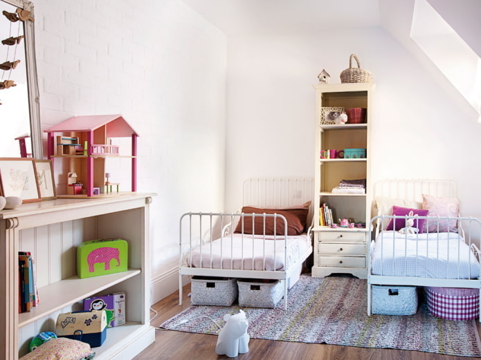 rangement d'objets à l'intérieur de la chambre pour enfants de sexes différents