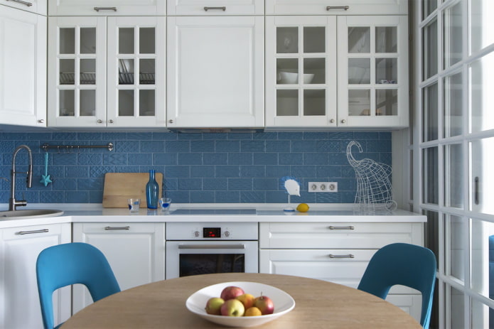 carreaux de céramique dans la décoration du tablier de cuisine