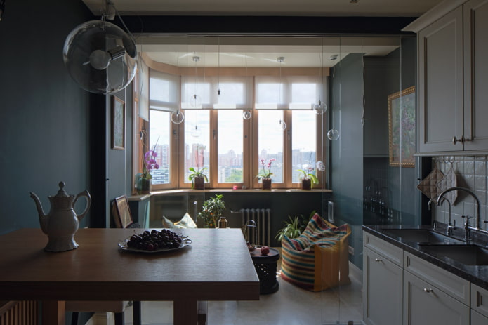 rideaux à l'intérieur de la cuisine combinés à la loggia