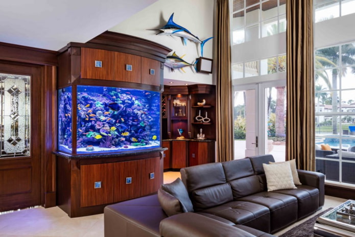 intérieur avec un aquarium intégré au meuble