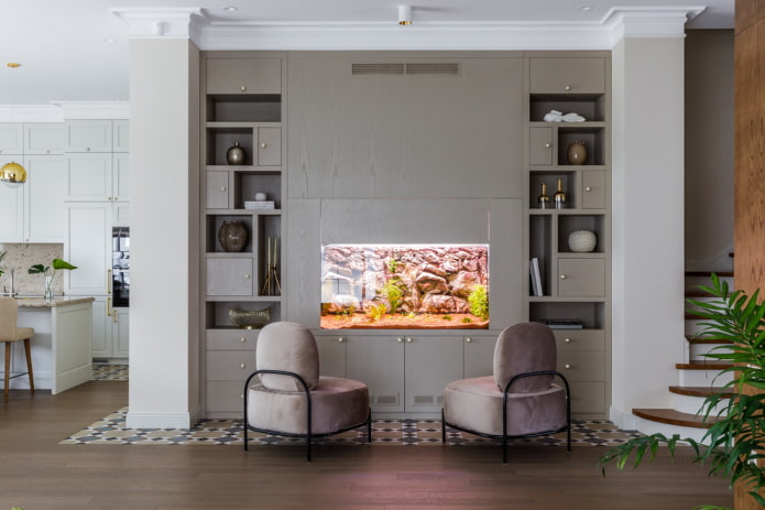 intérieur avec un aquarium intégré au meuble