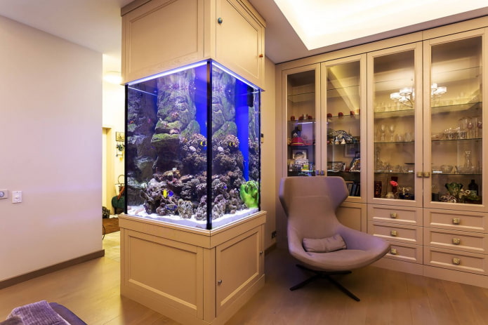 intérieur avec un aquarium intégré au meuble