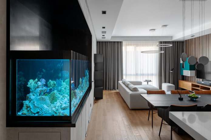 intérieur d'un appartement avec un aquarium