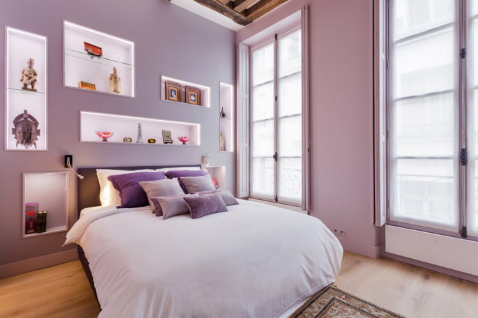 nuances de lilas à l'intérieur de la chambre