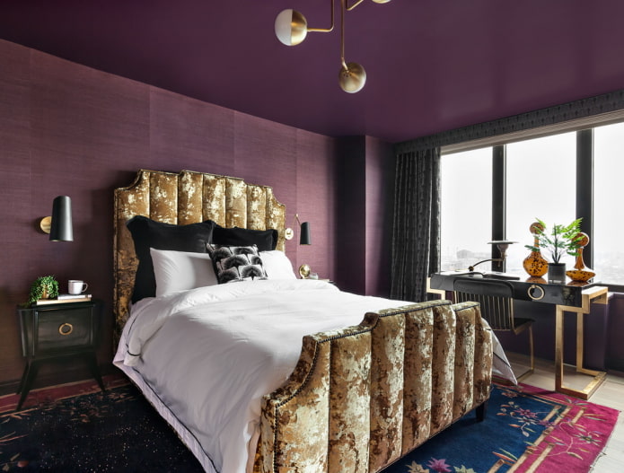 meubles à l'intérieur de la chambre violette