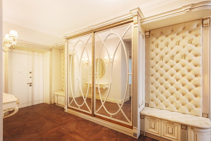 Armoire de style classique dans le hall