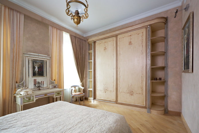 Armoire coulissante dans la chambre