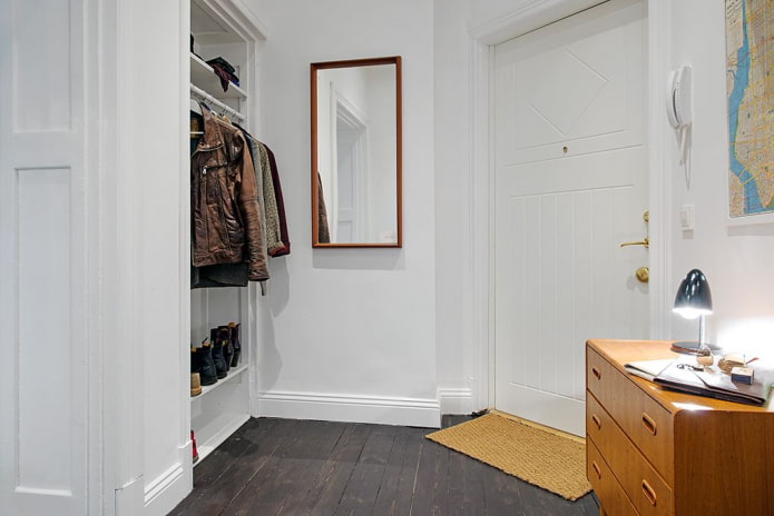 dressing ouvert à l'intérieur du couloir