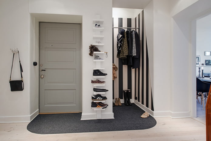 dressing dans une niche à l'intérieur du couloir