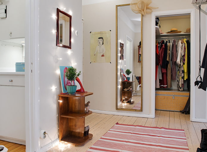 remplissage intérieur de l'armoire dans le couloir