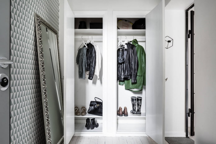 armoire intégrée à l'intérieur du couloir