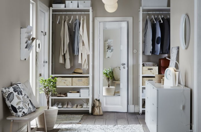 dressing ouvert à l'intérieur du couloir