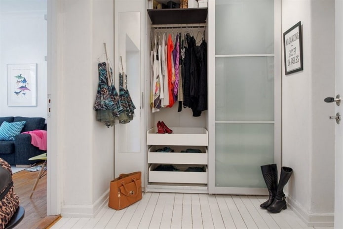 armoire à l'intérieur d'un petit couloir