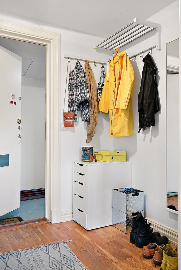 armoire à l'intérieur d'un petit couloir