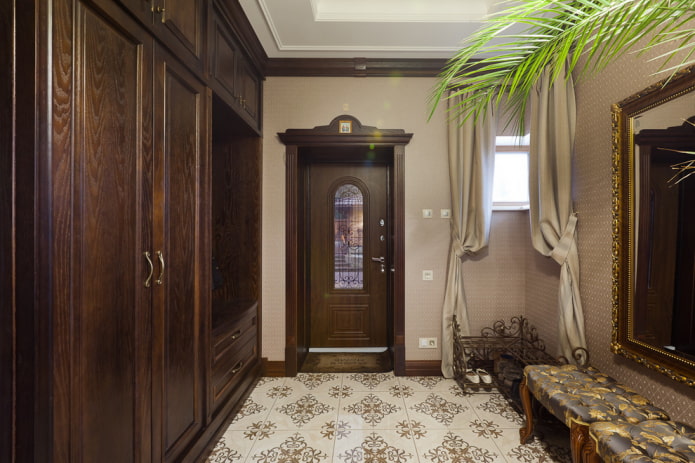 décoration et textiles dans le couloir à l'intérieur de la maison