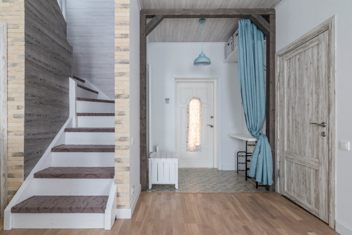 décoration et textiles dans le couloir à l'intérieur de la maison