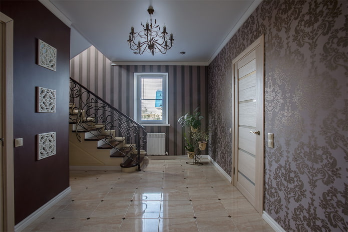 décoration murale dans le couloir à l'intérieur de la maison