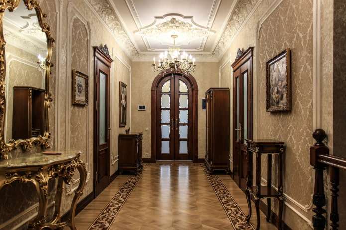 finition du plafond dans le couloir à l'intérieur de la maison