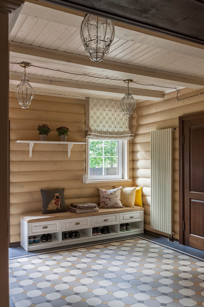 couloir avec une fenêtre à l'intérieur de la maison