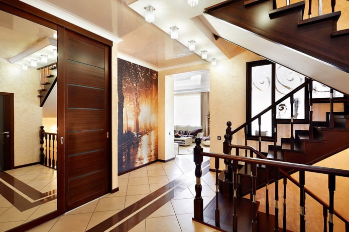 finition du plafond dans le couloir à l'intérieur de la maison