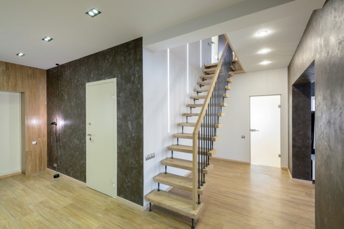 finition du plafond dans le couloir à l'intérieur de la maison