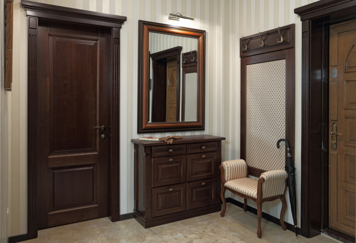 commode avec un miroir à l'intérieur du couloir