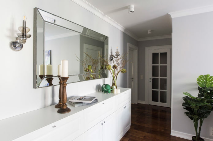 commode avec un miroir à l'intérieur du couloir