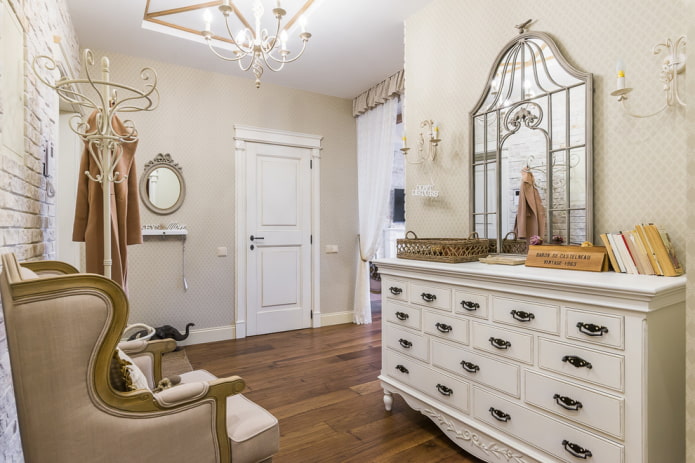 commode avec un miroir à l'intérieur du couloir