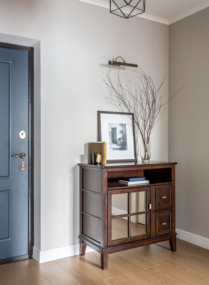 commode design à l'intérieur du couloir