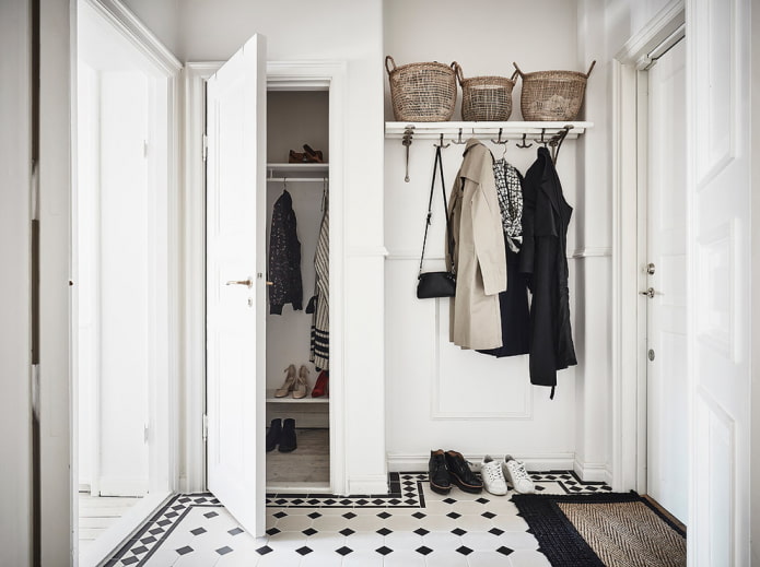 Intérieur de couloir blanc de style scandinave