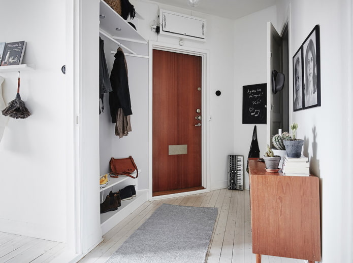 Intérieur de couloir blanc de style scandinave