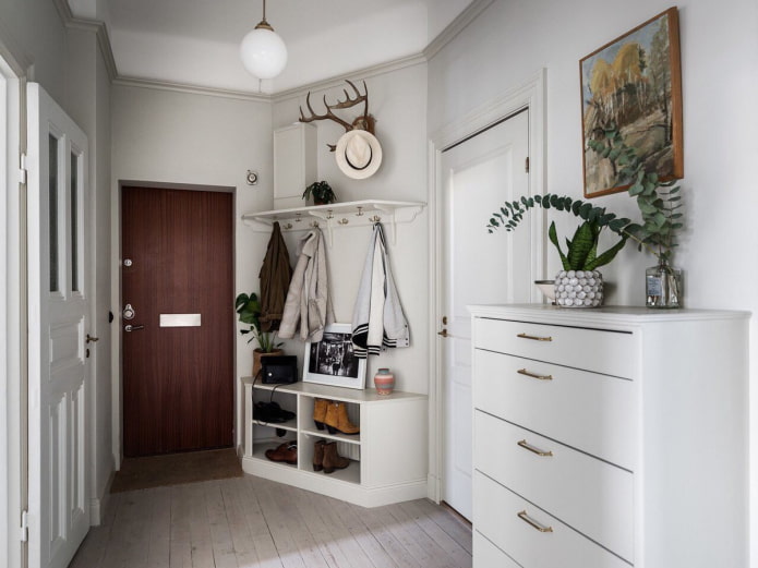 ameublement à l'intérieur du couloir dans le style scandinave