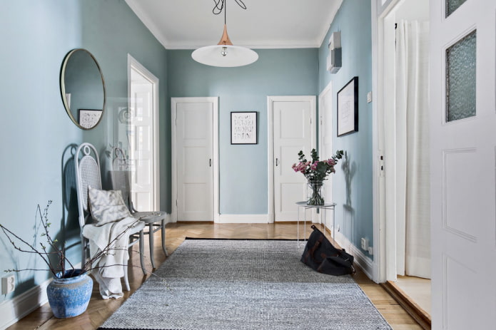 déco et éclairage dans le couloir dans le style scandinave