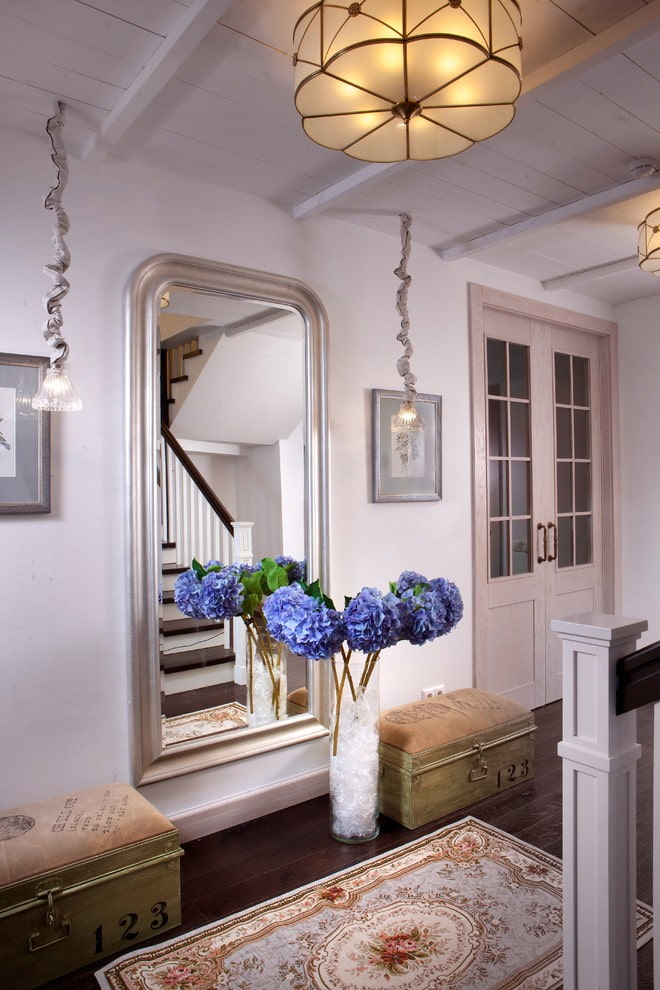 décoration et accessoires à l'intérieur du couloir dans le style provençal