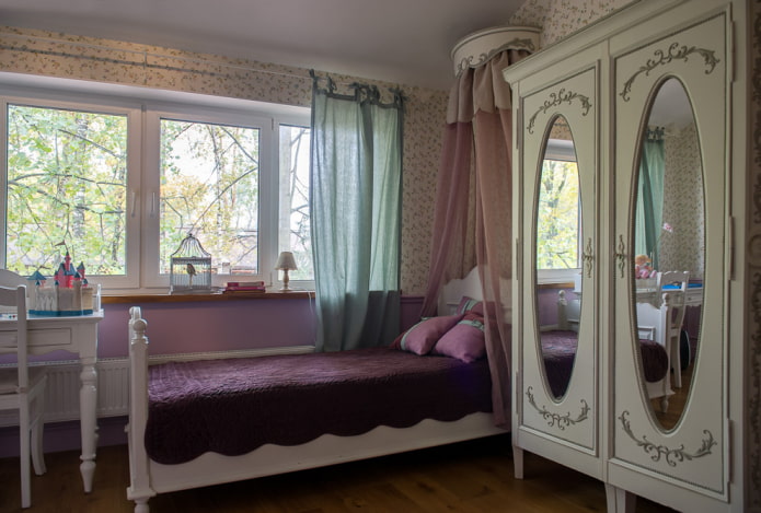 meubles à l'intérieur d'une chambre d'enfants de style provençal